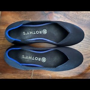 Black Rothy’s flats size 8.5